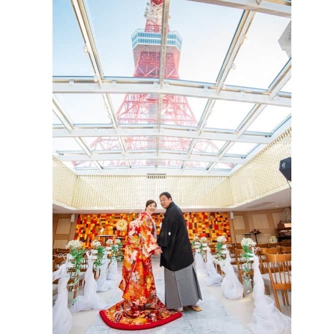 東京タワーの麓の結婚式さんのインスタグラム写真 - (東京タワーの麓の結婚式Instagram)「🗼 挙式会場での1枚📷✨  和装でしっかりした印象がありつつも 皆様と過ごす空間とお写真を 華やかさを出してくれる色打掛👘  紋付袴に身を包む新郎様は いつも以上に頼もしさが増しますね😊！  いつもと雰囲気の違うお互いの姿に 表情が和らいでいきます💕  詳細は(@theplaceoftokyo )まで♡  #theplaceoftokyo #プレイスオブトウキョウ #プレイスオブトーキョー #プレイスオブ東京 #ザプレイスオブトーキョー #ザプレイスオブ東京 #ザプレイスオブトーキョー #ゲストハウス婚 #令和2年婚 #東京タワー #東京タワーが好き #tokyotower #tokyowedding #東京タワーが見える #2020婚 #2020wedding #2021wedding  #2020冬婚 #2021春婚 #結婚式準備 #結婚式  #ちーむ2020 #ちーむ2021 #東京花嫁 #プレ花嫁準備 #ぷれ花嫁 #プレ花嫁 #挙式 #和装 #色打掛 #紋付袴」12月12日 18時09分 - theplaceoftokyo