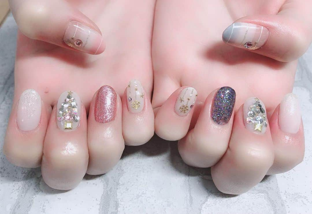 綾瀬さやのインスタグラム：「⭐︎⭐︎⭐︎⭐︎⭐︎  Xmas nail🎄❤️  今回のめちゃめちゃお気に入り💗  #ネイル#クリスマスネイル#xmasnails #冬ネイル #シークレットガーデン京都#シークレットガーデン#secretgardenkyoto#secretgarden#SG京都#キャバクラ#キャバ嬢#ニュークラ#insou#insou西日本#京都#木屋町#祇園#歌舞伎町#六本木#銀座#すすきの#錦#北新地#ミナミ#中洲#綾瀬さや#シャンパン」