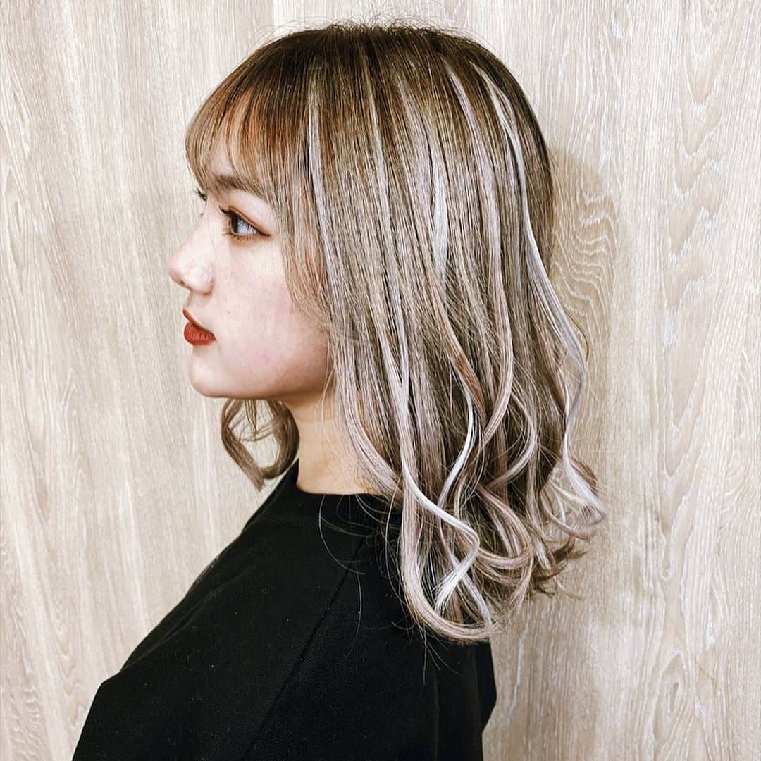 のインスタグラム：「New hair 💇🏼‍♀️ ・ ・ グレーハイライト🤍 今回もめちゃ可愛くしてもらった。  @lapis_anju いつも有難うございます🥰 ・ ・ #Lapis」