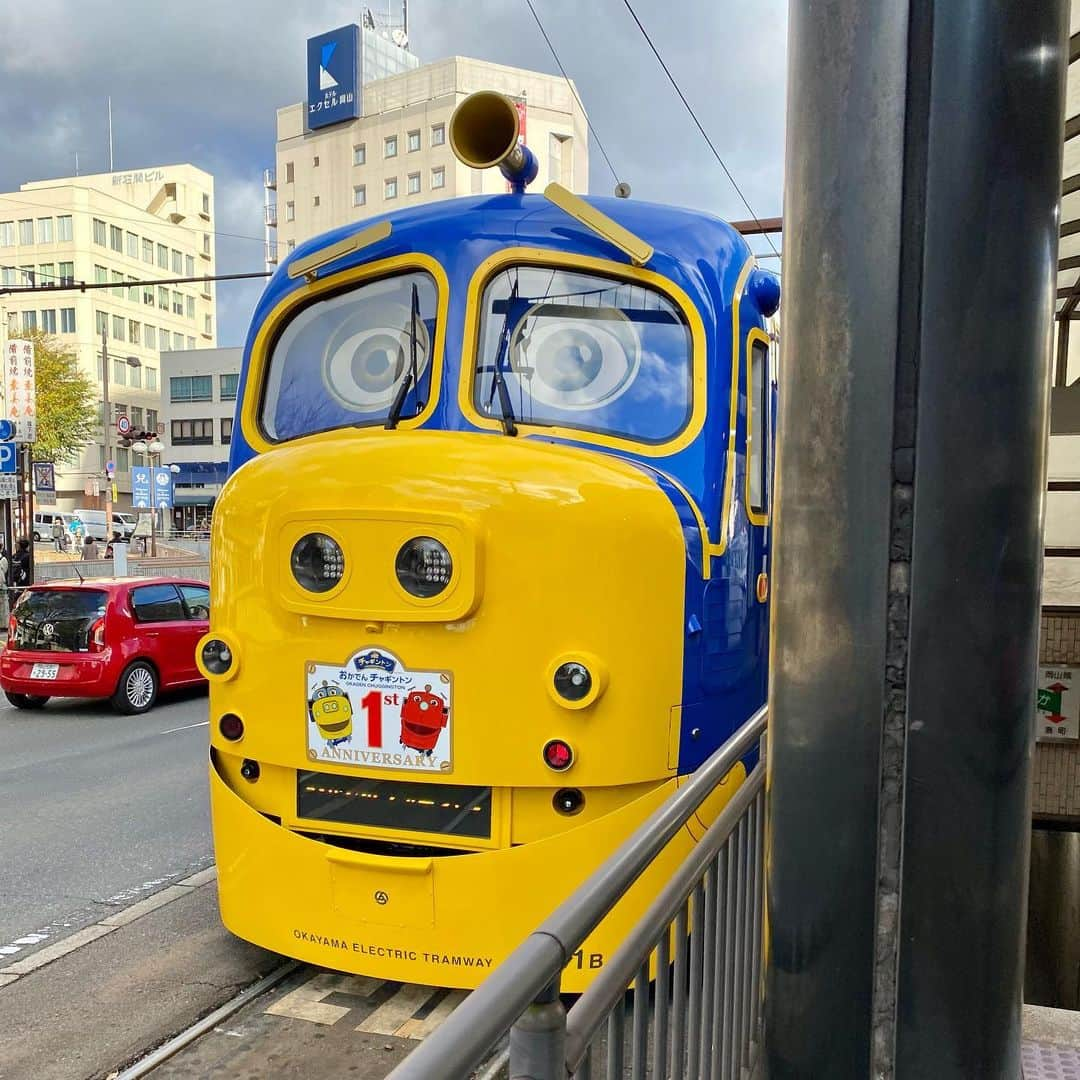 堀江淳さんのインスタグラム写真 - (堀江淳Instagram)「そういえば岡山にはこんな路面電車が！ #おかでん  #おかでんチャギントン #岡山 #路面電車 #メモリーグラス  #堀江淳  #ザベストテン  #昭和歌謡  #1981年  #水割りをください  #弾き語り  #ライブ」12月12日 18時14分 - jun.horie2