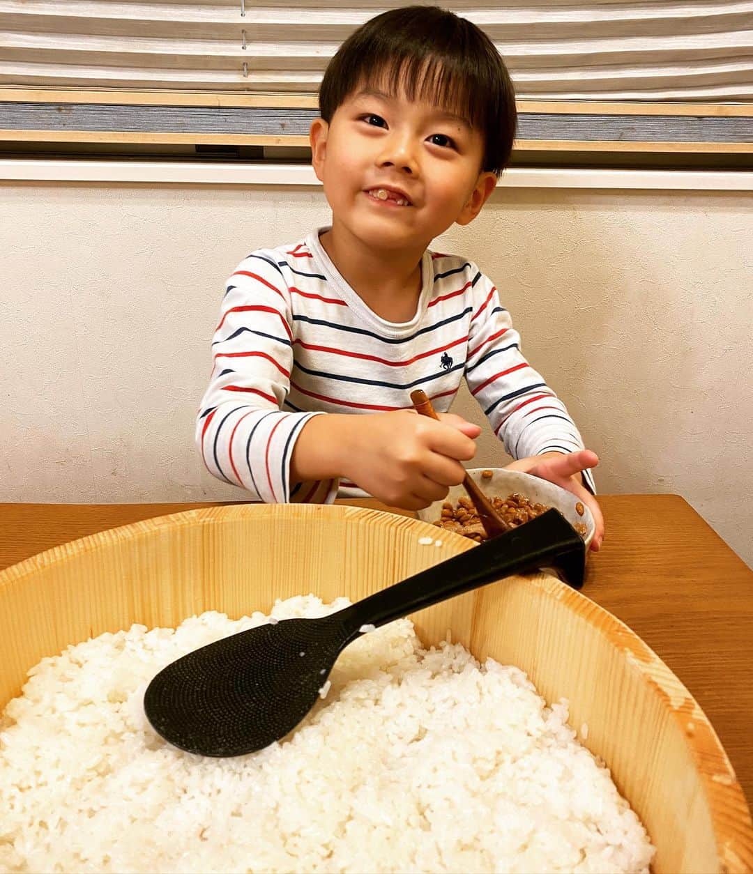 ブラザー4チャンネルのインスタグラム：「お手伝い屋さんのなーたん💕﻿ ﻿ 我が子から﻿ 『手伝おうか・・・？』﻿ って言われることが、どんなに親は嬉しいか知ってますか❓﻿ ﻿ 今夜のご飯がより美味しくなりそう😋﻿ ﻿ #brother4﻿ #夜ごはん﻿ #お手伝い﻿ #手巻き寿司﻿ #なーたん﻿」
