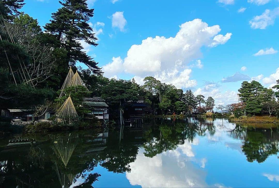 佐藤あずみさんのインスタグラム写真 - (佐藤あずみInstagram)「水鏡が幻想的。  嘘のようで本当の風景！ すごく綺麗でした兼六園！  #watermirror #travel #japan #japantravel #kanazawa #japanesefood #japanesegirl #金沢 #金沢旅行 #女子旅 #兼六園 #水鏡 #幻想的」12月12日 18時19分 - azumisato0330