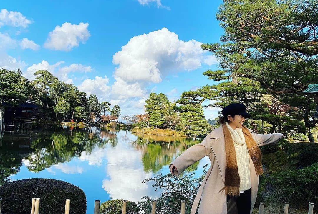 佐藤あずみのインスタグラム：「水鏡が幻想的。  嘘のようで本当の風景！ すごく綺麗でした兼六園！  #watermirror #travel #japan #japantravel #kanazawa #japanesefood #japanesegirl #金沢 #金沢旅行 #女子旅 #兼六園 #水鏡 #幻想的」