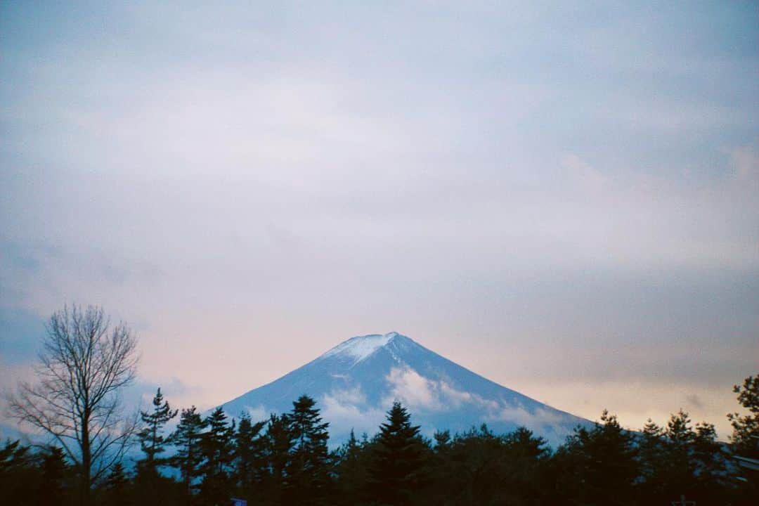 岩崎拓馬さんのインスタグラム写真 - (岩崎拓馬Instagram)「Mt FUJI . . いつみてもほんとにきれい  一度は登ってみたいな  残りの師走かけぬけよつ . . #mtfuji #happytime」12月12日 18時20分 - happy_takuma