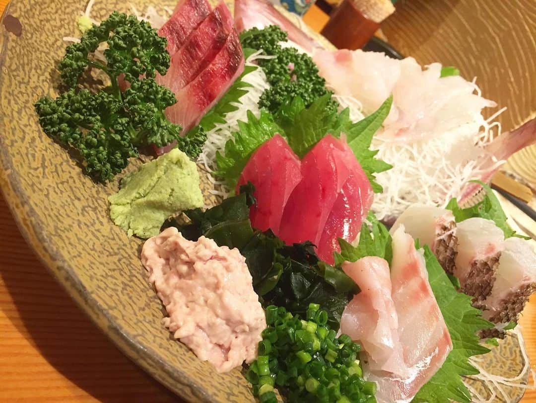 吉田早織さんのインスタグラム写真 - (吉田早織Instagram)「溜池山王にある海鮮居酒屋さん🐟 きときと　赤坂本店  日本酒の種類が豊富で、どの料理も安定感あるお店🙆‍♀️  カウンターも個室もあるのでいろんなシーンで使えておすすめ🙆‍♀️  #きときと#溜池山王#赤坂#赤坂飲み#六本木一丁目#赤坂グルメ#絶品 #旨い #夜ご飯 #海鮮#寿司好きな人と繋がりたい #ワイン好きな人と繋がりたい #グルメ　#グルメ好きな人と繋がりたい #グルメスタグラム #グルメ女子#お酒好きな人と繋がりたい#japan#followme#followforfollowback#日本酒#日本酒好きな人と繋がりたい#居酒屋」12月12日 18時20分 - saoriyoshida034