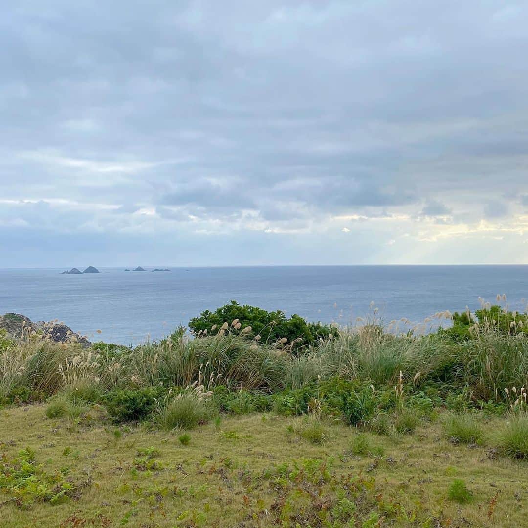 bon ponさんのインスタグラム写真 - (bon ponInstagram)「【タキバル展望台】 高台にある展望台は、阿嘉島の中央部に位置するため、360度島内を一望できるほか、近隣の慶良間諸島の島々も眺めることができます。  【クシバル展望台】 最も西側に位置するクシバル展望台は、展望台から降りた先にあるビーチとともに、阿嘉島の夕日の名所となっています🌅 ・ 阿嘉集落に戻る途中の山の中で、またまた野生のケラマジカと遭遇しました🦌 ＊ 2日間お世話になった座間味村観光協会 @visit_zamami の眞壁さんとお別れして、ホテル「ブルースイーツ・ハナムロ」に戻って夕食をいただきました🍽 東京からいらしていた素敵なご夫婦と歓談し、楽しいひと時を過ごしました😍😍  夜のホテルの風景もとても素敵でした🌌 ＊ つづく ・ ・ #慶良間諸島 #沖縄離島の旅 #リトハク #憩うよ沖縄 #阿嘉島 #ブルースイーツハナムロ #夫婦 #60代 #ファッション #コーディネート #リンクコーデ #夫婦コーデ #グレイヘア #白髪 #共白髪 #couple #over60 #fashion #coordinate #instafashion #instagramjapan #greyhair #grayhair #bonpon #bonpon511」12月12日 18時26分 - bonpon511