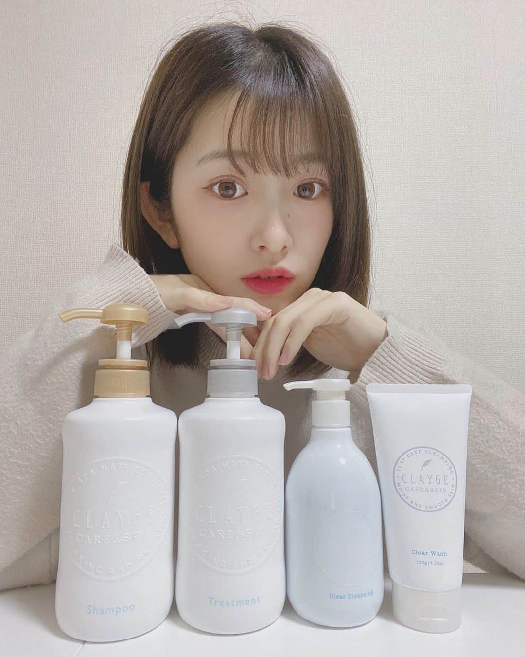 青木菜花のインスタグラム：「. . 　@clayge_official さんから ヘアケアとスキンケアを頂きました🧴🤍  シャンプーはフローラルムスクの香りで スキンケアはハーブ系の香りで使った瞬間 凄くいい匂いが！！！🌿  シャンプーしたときも良い香り😳✨  全部クチコミとかも良くて 使い心地も本当によかった！！🧸  LOFTやネットで買えるみたい！ . . #CLAYGE #クレージュ #シャンプー」
