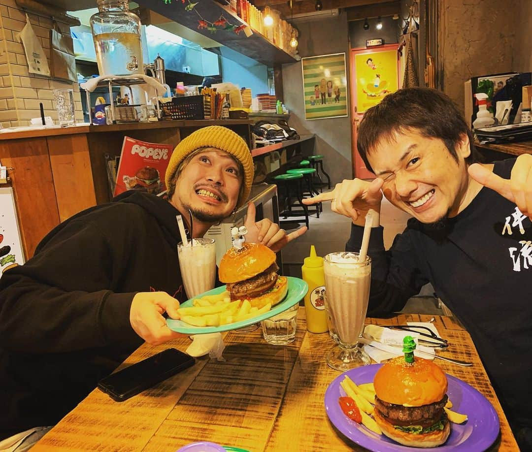 横山健のインスタグラム：「Step Up Records の Ryosuke とハンバーガー屋さん「Burger Factory」でパーチー！  バーガーとシェイクなんて……デブ街道一直線のボクにはダイエットメニューみたいなもん。 デブが怖くてコロナなんか乗り切れっかよ(明日からダイエットしよっかな！！)  このお店は中目黒と祐天寺の……中目黒と祐天寺で言ったら中目黒寄りなのかな？いや、中目黒と祐天寺なら祐天寺寄りなのかな？？いやいや、中目黒と祐天寺で言ったら、中目黒と祐天寺のちょうど真ん中くらいなのかな？？？まぁ中目黒と祐天寺の間くらいです！  #burgerfactory #stepuprecords #kenyokoyama #横山健 #pizzaofdeath」