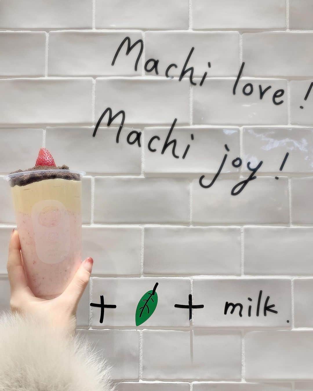 白井佑奈さんのインスタグラム写真 - (白井佑奈Instagram)「🧀💗🧀💗 . . 横浜ルミネの地下1階にある『神のチーズティー』machimachiさん🐶 . 前から好きなお店💕新作が出たので飲んできたよ😆✨ . ＊フルーリーストロベリーミルクwithクレームブリュレ . 酸味の方が強めのいちごミルクの上には、たっぷり濃厚なクレームブリュレ🍓 . サックサクなオレオクッキーもたくさんトッピングされてて、贅沢な3層のデザートドリンクだよ☺️💕 . デザートドリンクは甘過ぎるから苦手…という方は、今回ぜひ飲んで見てほしいなぁ🥺バランスが丁度良いから♡︎ . あと食感フェチさんにも🎄 . . . ＊＊＊＊＊＊＊＊＊＊ machimachi マチマチ @machimachi_japan @machimachi__official  ＊＊＊＊＊＊＊＊＊＊ . プロフィールリンクはこちら👉 @yuna_smile0130  . . . #チーズティー#マチマチ#横浜ルミネ#台湾#デザートドリンク#タピオカ#横浜タピオカ#横浜駅グルメ#横浜カフェ#横浜#横浜駅カフェ#横浜デート#いちごスイーツ#東横線カフェ#クリスマススイーツ#自由が丘カフェ#原宿カフェ#京都カフェ#福岡カフェ#東京グルメ#グルメ女子#カフェ好きな人と繋がりたい#インスタ映えスイーツ#machimachi#cheesetea#fff#japanesegirl」12月12日 18時27分 - yuna_smile0130