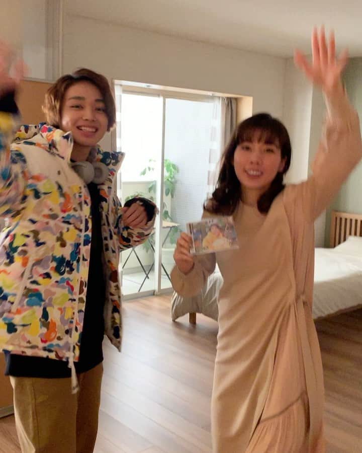 のインスタグラム：「まんじゅうこわいよろしくお願いします❤️ まりさん、繁秋と一緒に✨  ま、ま、まんじゅうこわい ま、ま、まんじゅうこわい  https://youtu.be/itf0GC_NT-w  #tbs #金曜ドラマ #恋する母たち #こいはは #だめキュン #木村佳乃 #吉田羊 #仲里依紗 #小泉孝太郎 #磯村勇斗 #奥平大兼 #宮世琉弥 #藤原大祐 #渋川清彦 #玉置玲央 #矢作兼 #阿部サダヲ #ミリオン目指してます💪 #再生回数もミリオン目指してます✌️✨ #ラップ落語 #YOろしく‼️ #まりさんではなくなっているような…☺️」