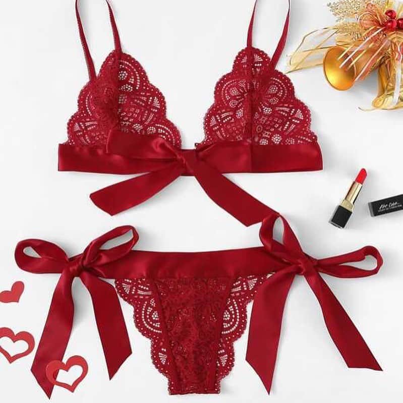 coordinateshopのインスタグラム：「大好評につき完売となりましたクリスマスランジェリー、期間限定で再入荷、販売開始しました！🎄 数量限定で残りわずかとなっています。完売になり次第終了とさせていただきます🙇‍♀️  ✨カラーはレッド、グリーン、ブラックの3色✨定価 3000円 ご購入は、プロフィール覧から専用サイトよりお願いいたします🙌  #クリスマス #ランジェリー #クリスマスプレゼント #Xmas #下着」