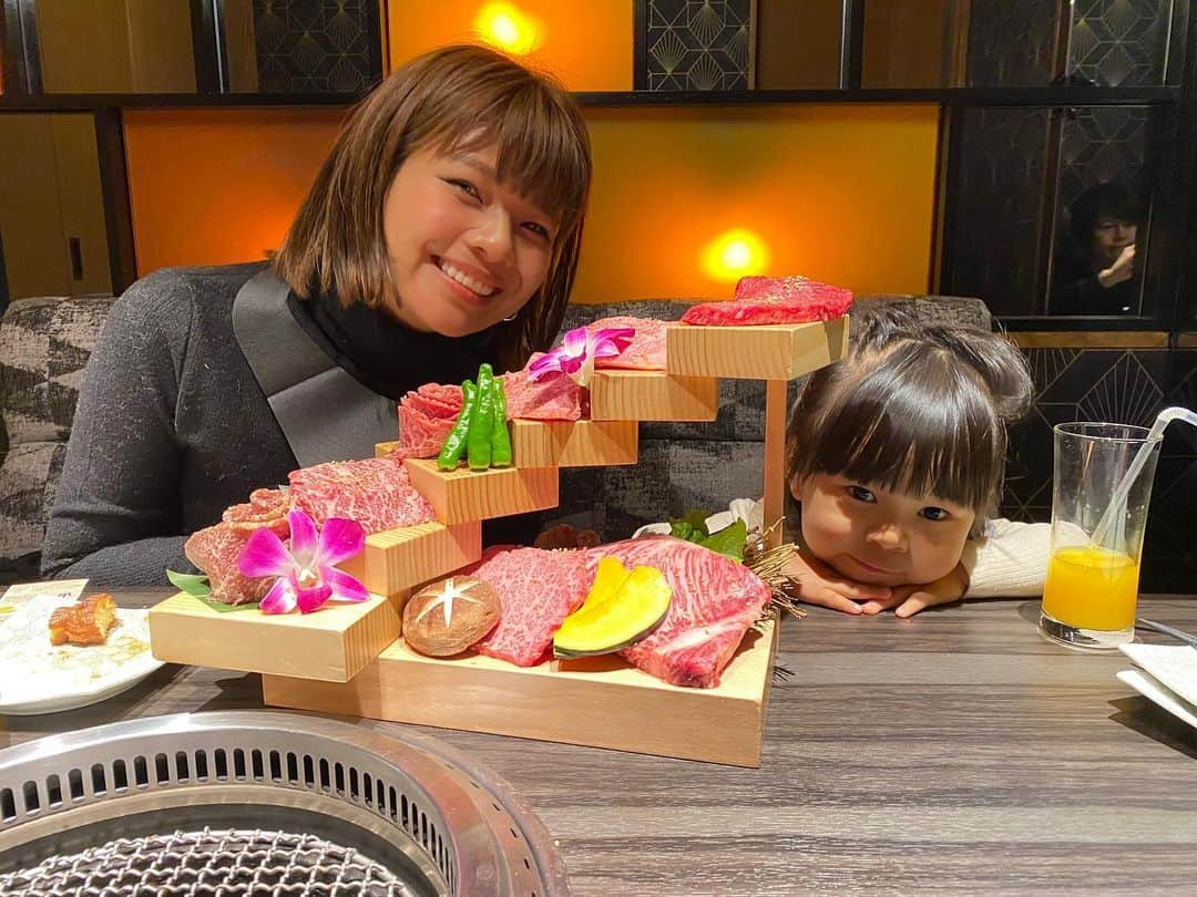 クロさんのインスタグラム写真 - (クロInstagram)「先日の幸せ時間🤤🥓﻿ ﻿ 📍焼肉千利 銀座店﻿ @yakiniku_senri﻿ ﻿ 最高級A5ランク黒毛和牛が楽しめるお店👏🏽﻿ こちらのお店では、格付最高級A5ランク黒毛和牛の中でも「BMS10以上の雌牛」だけをお届けしてくれるお店🐃✨✨﻿ すごいなー！！！ ﻿ 名物【6段階段盛合せ】はとにかく圧巻の一言👏🏽👏🏽👏🏽 ﻿ 出てきた時の興奮といったら…﻿ 目でメッチャ楽しませてもらいました〜🙏🏽﻿  キムチ、サラダ、ビビンバ、デザートも付いた充実のコースで、大大大満足🤤🤤🤤﻿  ※二枚目のさっちゃんさんが可愛いので注目👧🏽☝🏽💕💕  #A5ランク黒毛和牛 #焼肉千利 #銀座焼肉 #銀座ディナー #銀座デート #銀座個室 #ginzagourmet #新橋焼肉 #階段盛り #pr #トリドリベース #クロリサ的ディナー」12月12日 18時28分 - kuro_risa