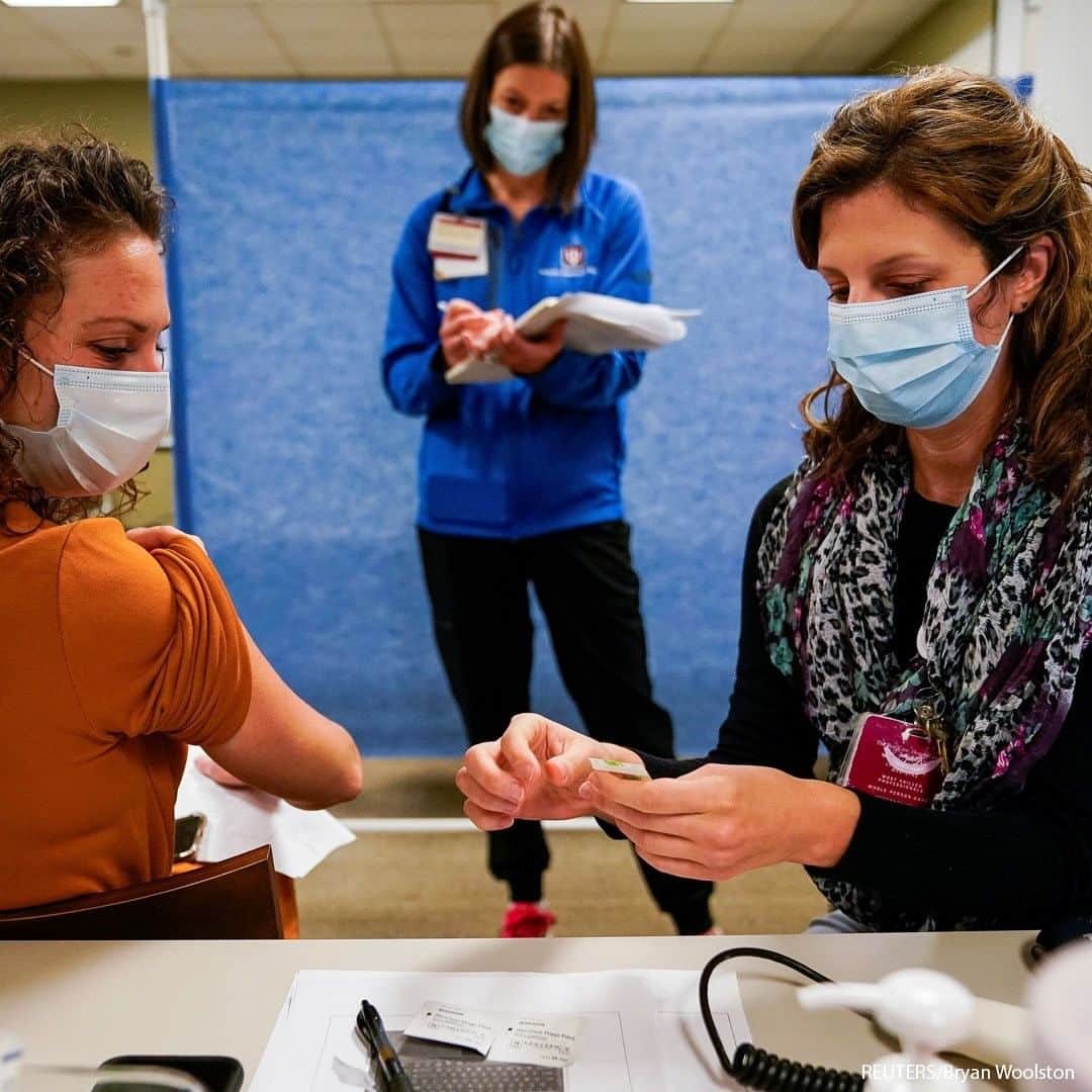 ABC Newsさんのインスタグラム写真 - (ABC NewsInstagram)「Healthcare workers take part in a rehearsal for the administration of the Pfizer COVID-19 vaccine at Indiana University Health in Indianapolis, Indiana, U.S.  #covid_19 #vaccine」12月12日 18時30分 - abcnews