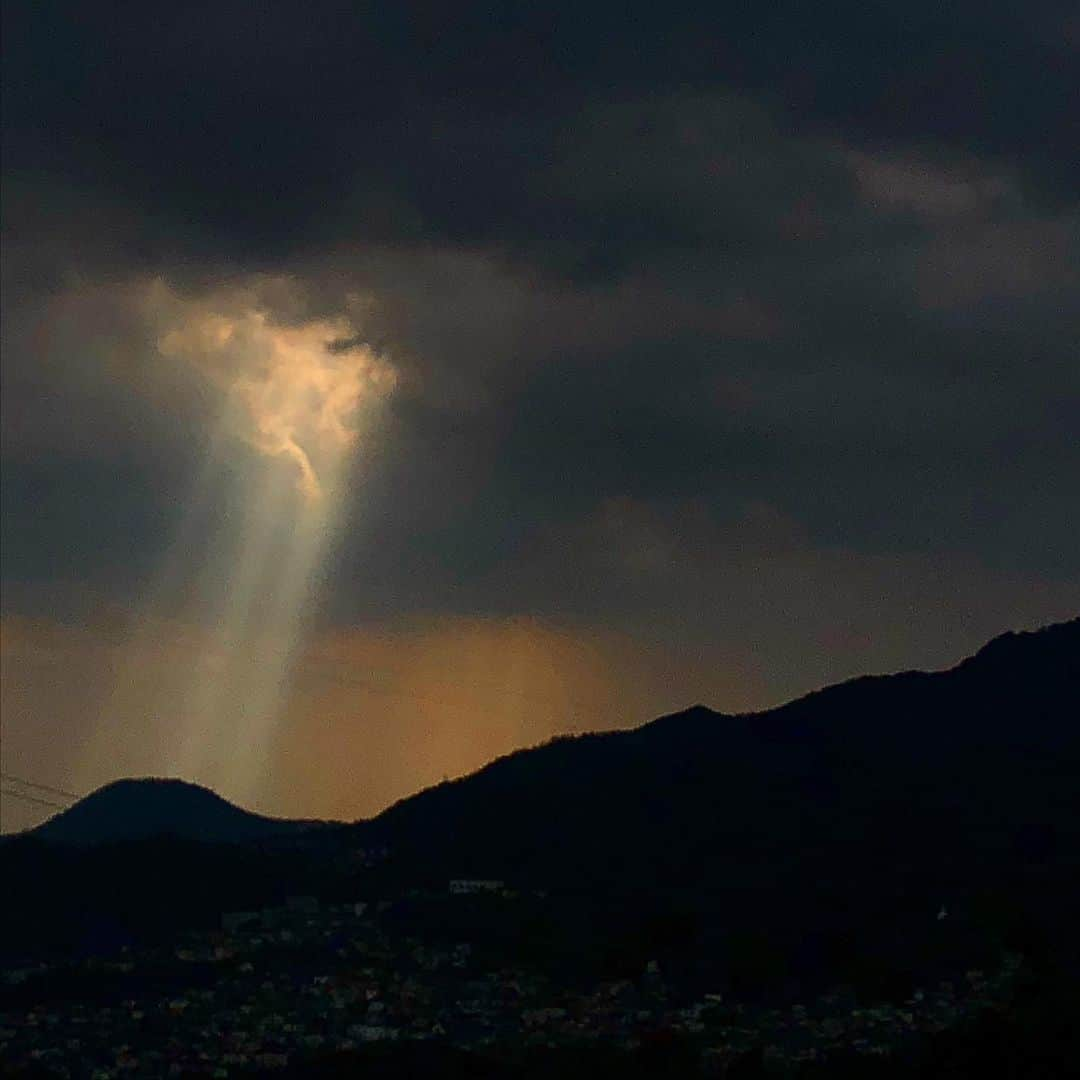 太田りこのインスタグラム：「今日の不思議な空☁️」