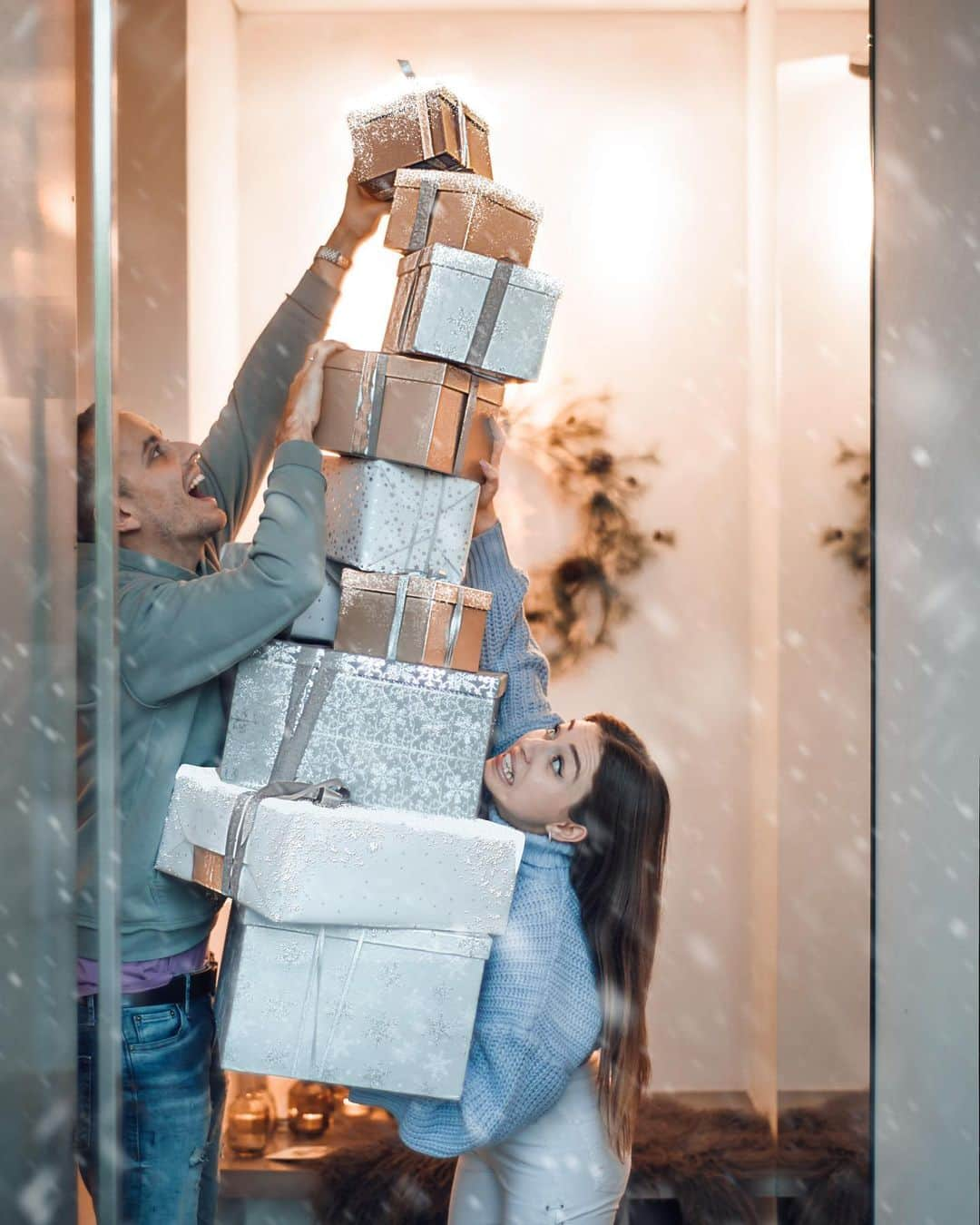 Bibiのインスタグラム：「Wer glaubt, dass der Geschenke-Turm gehalten hat? 🎁😂 ➔ SWIPE!」