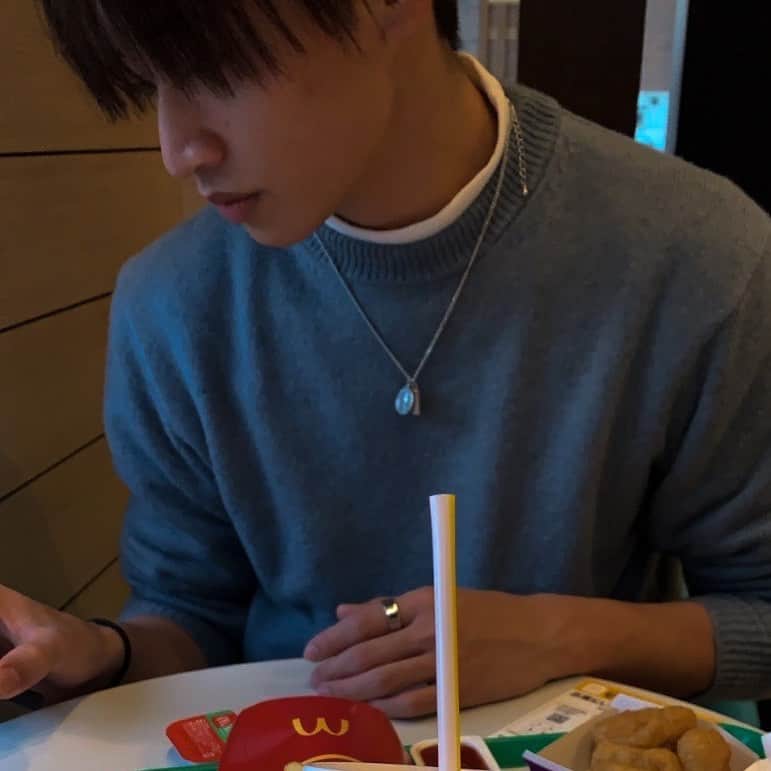 石内呂依のインスタグラム：「Don't say a word.I know that what I am eating is not good.🤫 たまにはね…」