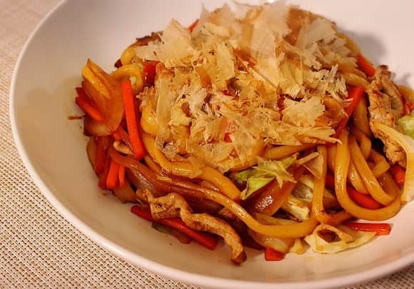 川島章良のインスタグラム：「. . .  今回作ったのは【焼きうどん】です。  お袋の焼きうどんを完全再現ということで  今回は編集をしてくれている徳さんのお袋さんの  焼きうどんです。  自分の焼きうどんはこちら 焼きうどん  ▼材料 うどん　　　　　２玉 にんじん　　　　1/2 きゃべつ  1/8 たまねぎ   1/4 ぶたのこまぎれ　150g 塩胡椒  少々 だし汁  50cc 醤油  大さじ2 お酒  お酒大さじ1 鰹節  少々  しょうゆ味の焼きうどんでだし汁 が効いていて美味しかったですよ。 しょうゆは薄口でもいいそうです。  #かわだしクッキング #焼きうどん #出汁 #うどん #カツオ」