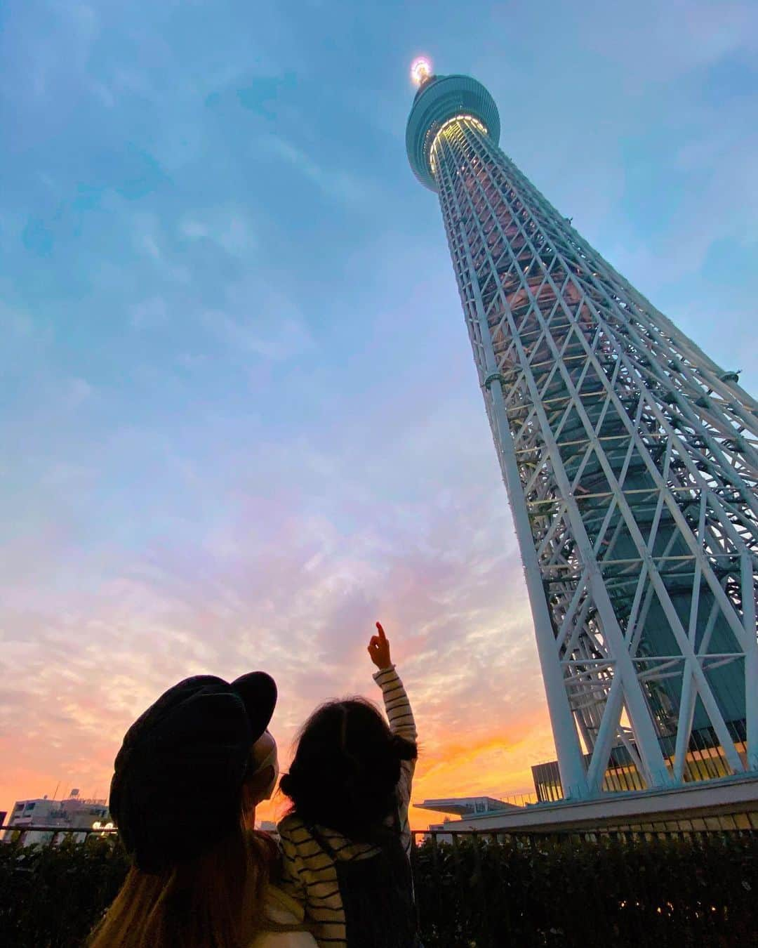 山中美智子さんのインスタグラム写真 - (山中美智子Instagram)「今日も綺麗だった💕☁️  スカイツリーとSunset 🧡」12月12日 18時42分 - alexiastam1988