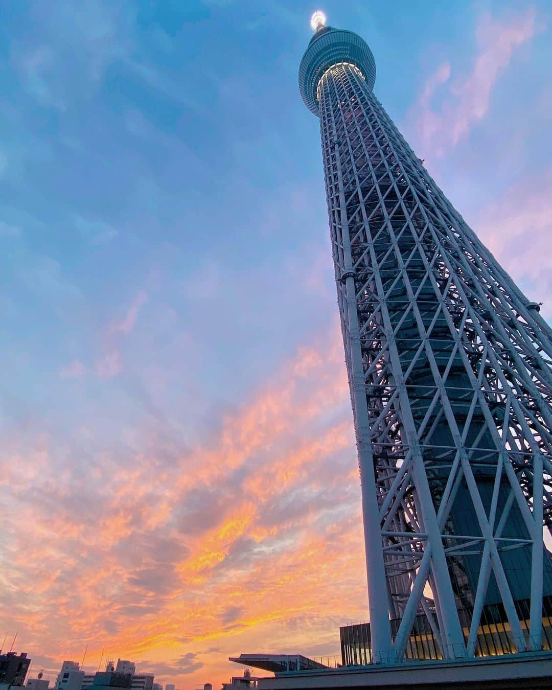 山中美智子さんのインスタグラム写真 - (山中美智子Instagram)「今日も綺麗だった💕☁️  スカイツリーとSunset 🧡」12月12日 18時42分 - alexiastam1988