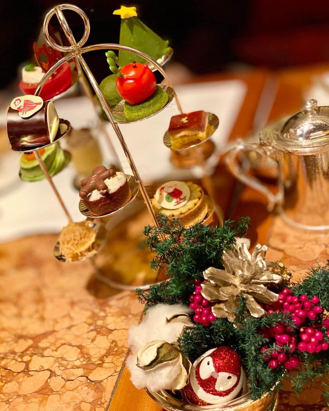 のインスタグラム：「🎄フェスティブアフタヌーンティー🎅   #afternoontea #アフタヌーンティー #カフェ巡り #カフェ巡り好きな人と繋がりたい　#カフェスタグラム #twitter #follow #ペニンシュラ東京 #ペニンシュラ #千代田区 #christmas #christmasfood #christmastree   🐥Twitterもフォローしてね▶︎▶︎▶︎@kamikimahoro」