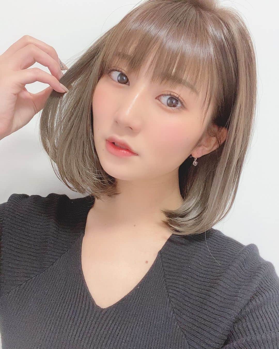 篠原栞那のインスタグラム：「‪‪❤︎‬ ヘアメンテ全然行けてなくて、めちゃくちゃ色抜けてたけどやっと綺麗になりました🥺💓  今回もいい色！そしてさらつや！ いつもありがとうございます～！」