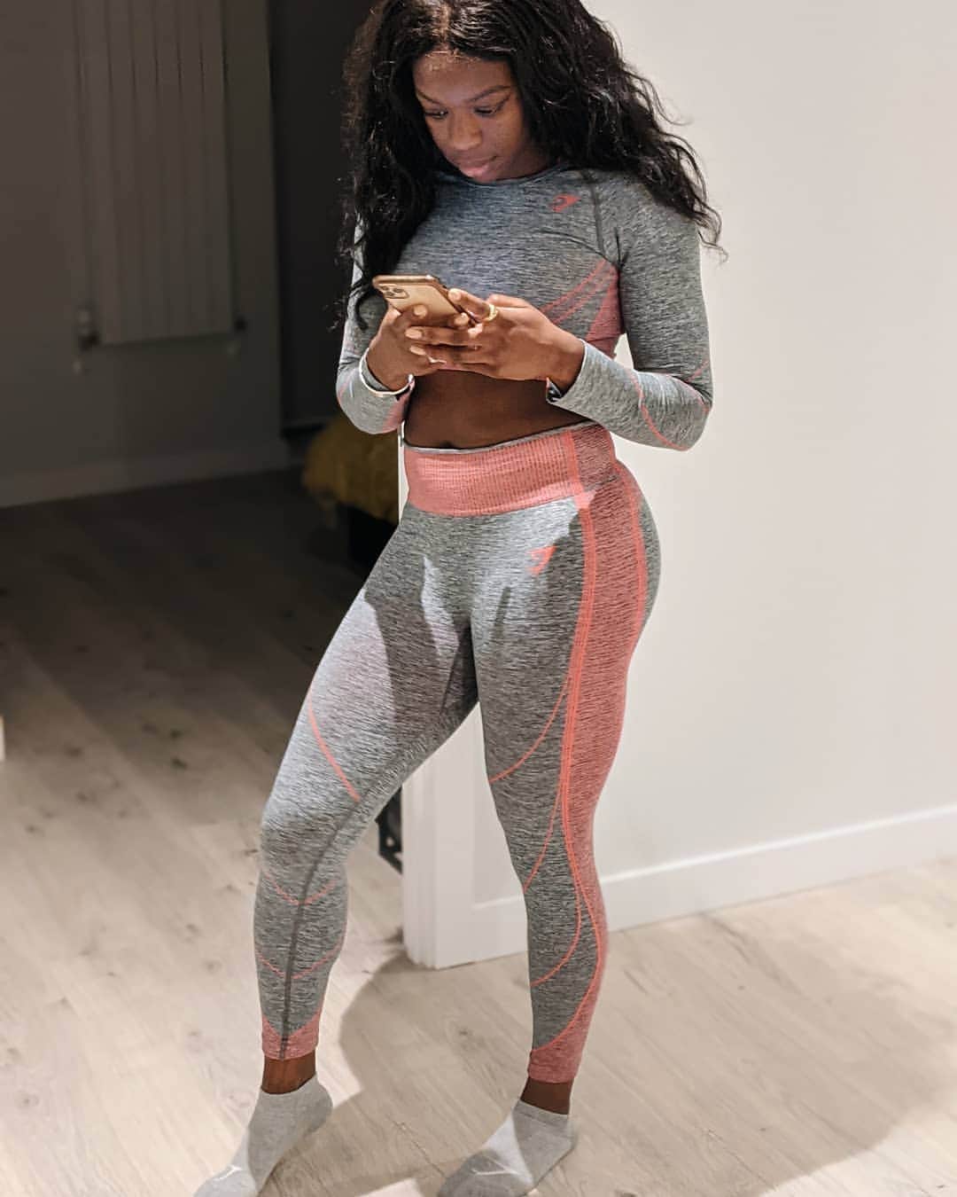 アシャ・フィリップのインスタグラム：「Charged up for the weekend🔋⚡  Wearing @gymsharkwomen 🦈  #GymsharkWomen #WeekendFlow #HomeLife」