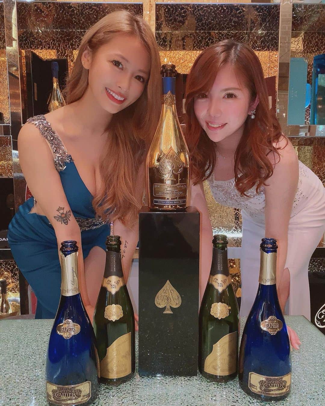 IORIのインスタグラム：「・ 店長のお誕生日祝いで 素敵なお客様からいただきました❤︎ ・ 2枚目の写真の店長いい顔すぎん?😂 ・ ・ ・ ・ #名古屋#錦#錦3#シェリエ#GOLD#サロンドゴールド#salondegold#newドレス#キャバクラ#キャバ嬢#シャンパン#撮影#followforfollowback #likeforlike#キャバ嬢の日常」