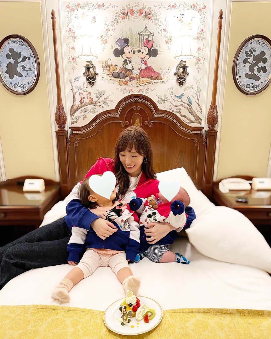 小林真由のインスタグラム：「娘2歳のお誕生日にディズニーランドホテルへ🐻‍❄️﻿ ﻿ ミッキーたちが可愛くて娘も私もハイテンション!﻿ バースデーソングを10回は歌って、嬉しかったのか娘もその日はなかなか寝付けず一日中踊ってました。笑﻿ ここまで反応してくれると私達も嬉しくて、3歳どうしよう、、笑﻿ ﻿ とにかく、健康に、ユーモアも忘れない優しい女の子になってほしいです🙏✨﻿ ﻿ ﻿ #ディズニーランドホテル #誕生日 #ディズニーランド #旅行 #ファッション #コーデ #ママコーデ #女の子ママ #男の子ママ #ママライフ #コーディネート #2歳 #生後4ヶ月 #ベビー #二人育児 #coordinate #fashion ﻿」