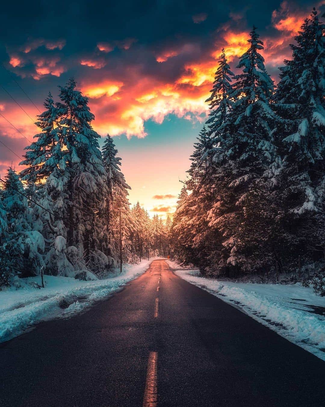 BEAUTIFUL DESTINATIONSさんのインスタグラム写真 - (BEAUTIFUL DESTINATIONSInstagram)「When nature adds a touch of color to winter. 🔥 Taken in Vancouver Island, this stunning capture gives a fresh perspective of how winter landscapes can possibly look like. Check out those fiery and dramatic tones! ✨  Vancouver Island is known for its gloriously 'mild winters', making it a pleasure to enjoy strolls and road trips even during this chilly season.  Have you been here? Share your best memories with us! 🇨🇦  📸 @calibreus 📍 Vancouver Island, Canada」12月12日 18時38分 - beautifuldestinations