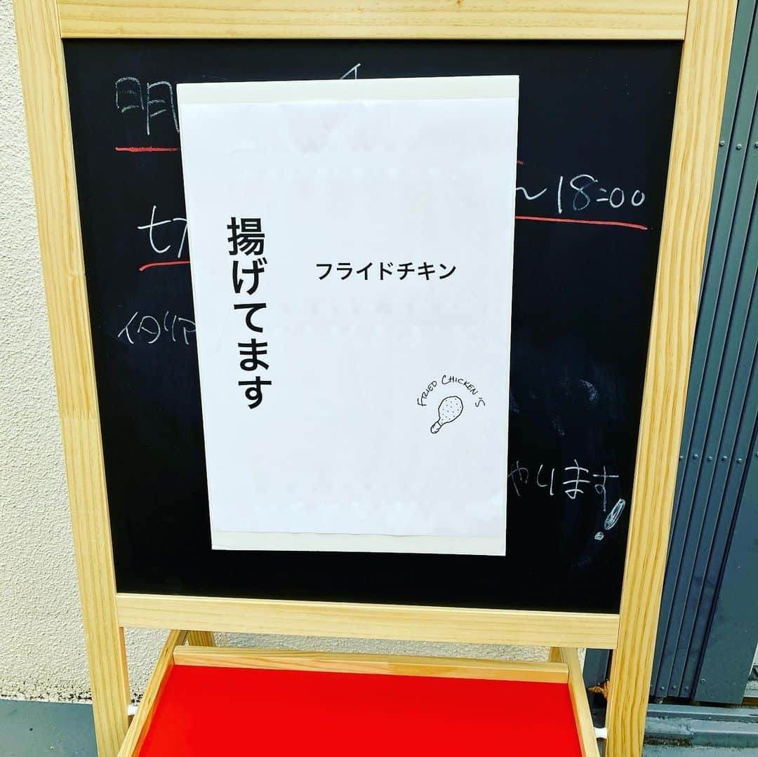 田辺晋太郎さんのインスタグラム写真 - (田辺晋太郎Instagram)「【ホンモノのシェフが気合入れてフライドチキンに向き合った結果、、、】  #築地 にある #パラディーゾ そして #トゥットベーネ のオーナーシェフ 久野さんが本来ジャンクフードである #フライドチキン を真剣に料理として挑戦！  更には北海道産三種のじゃがいもを使った #フライドポテト、そしてここは築地だから！とカジキを使った #フィッシュナゲット！  モモ一本を丸揚げにして柔らかくジューシーに仕上げるのは本当に至難の業ですが、めちゃくちゃ旨くてさすが久野シェフ！ しかも驚くべき事に一本600円と言う破格の値段！！ しかも冷めても旨い！子供らもかじりついてますw  ポテトは今まで食べたフライドポテトの中で一番うまかったそうですよ！  場所はトゥットベーネの隣にある 築地ラボ - Tsukiji.lab.　です 明日も朝11時から数量限定販売。 Take Out オンリーです！  #マツコの知らない世界 でフライドチキンを担当した #肉マイスター #田辺晋太郎 としてもこれは激しくオススメです！  https://youtu.be/MWfVLYR9Bt0z」12月12日 18時41分 - meat_meister_tanabe_shintaro