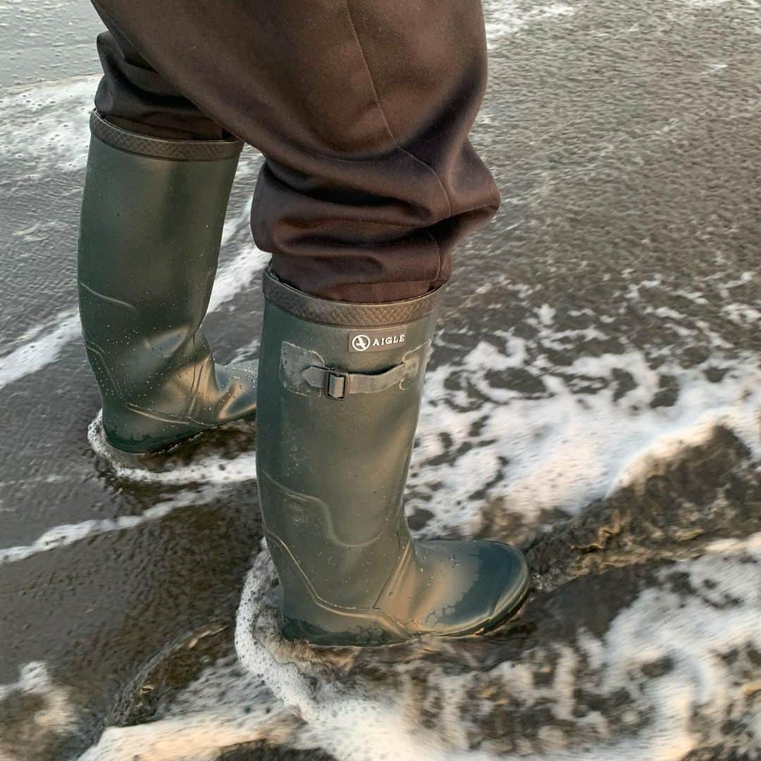 三浦理志さんのインスタグラム写真 - (三浦理志Instagram)「釣りにもいいね〜👍 @aigle  #fishing #sunset #boots #sea #ocean #aigle #長靴 #釣り #サンセット」12月12日 18時42分 - mar4m