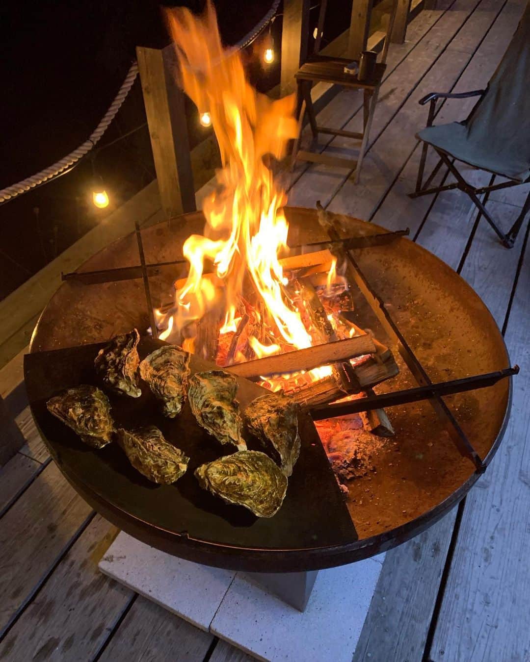 杉原勇武さんのインスタグラム写真 - (杉原勇武Instagram)「夕方から焚き火を始めて、広島の実家から牡蠣が来たので今夜は牡蠣でBBQ❗️ 今年の牡蠣は大きかった。」12月12日 18時42分 - isamu_katayama