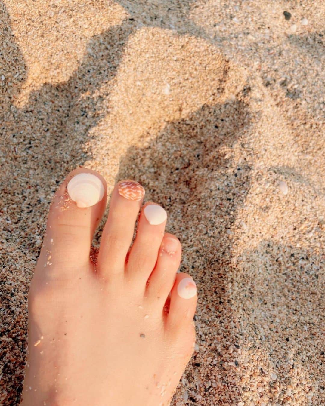 伊藤えみさんのインスタグラム写真 - (伊藤えみInstagram)「仕事に負けないくらいオフも全力。ぐーたらする時はし尽くすと決めている。これは夕方の奄美のビーチで妹と二人過ごした時の。交わした会話といえば、「ねえ、薬指に合う貝そっちに落ちてない？」「え、どういうこと？」くらい。  #思い出写真 #奄美大島 #姉妹旅行  #家族旅行 #ビーチ #夕方の海」12月12日 18時45分 - itoemi1019