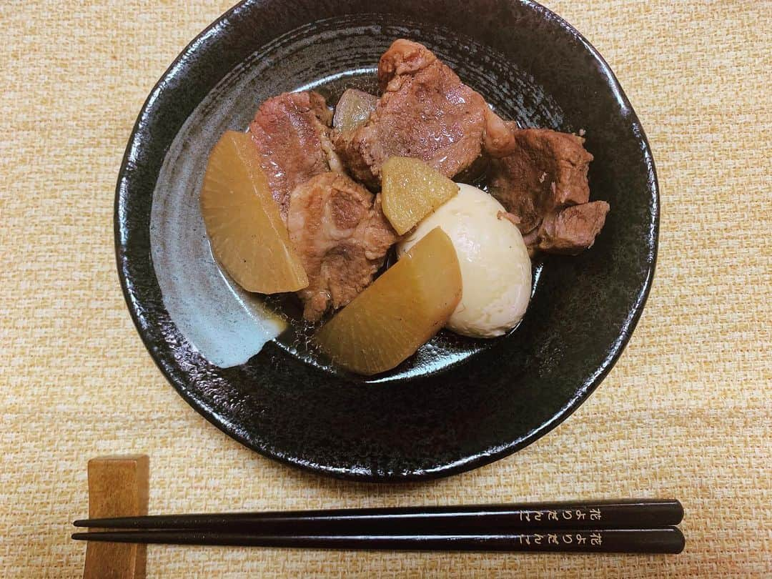 水城なつみのインスタグラム：「またまた#炊飯器レシピ 挑戦してみました✨ 味付けはなんと#コーラ とお醤油のみ！とっても簡単にとろとろな#豚の角煮 ができました〜💓  #おうちごはん #簡単ごはん  #水城なつみ #よく見ると #お箸 は #花よりだんご」