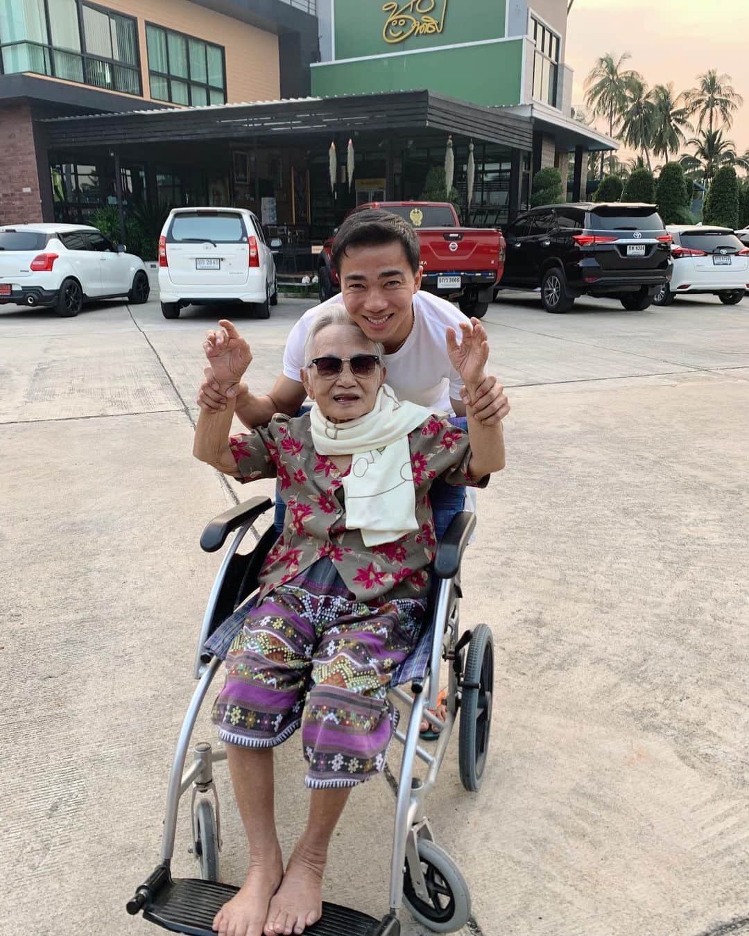 のインスタグラム：「88 ปี ยังแจ๋วอยู่ ยายผมเองคร้าบ🥰😍🙏🏽」