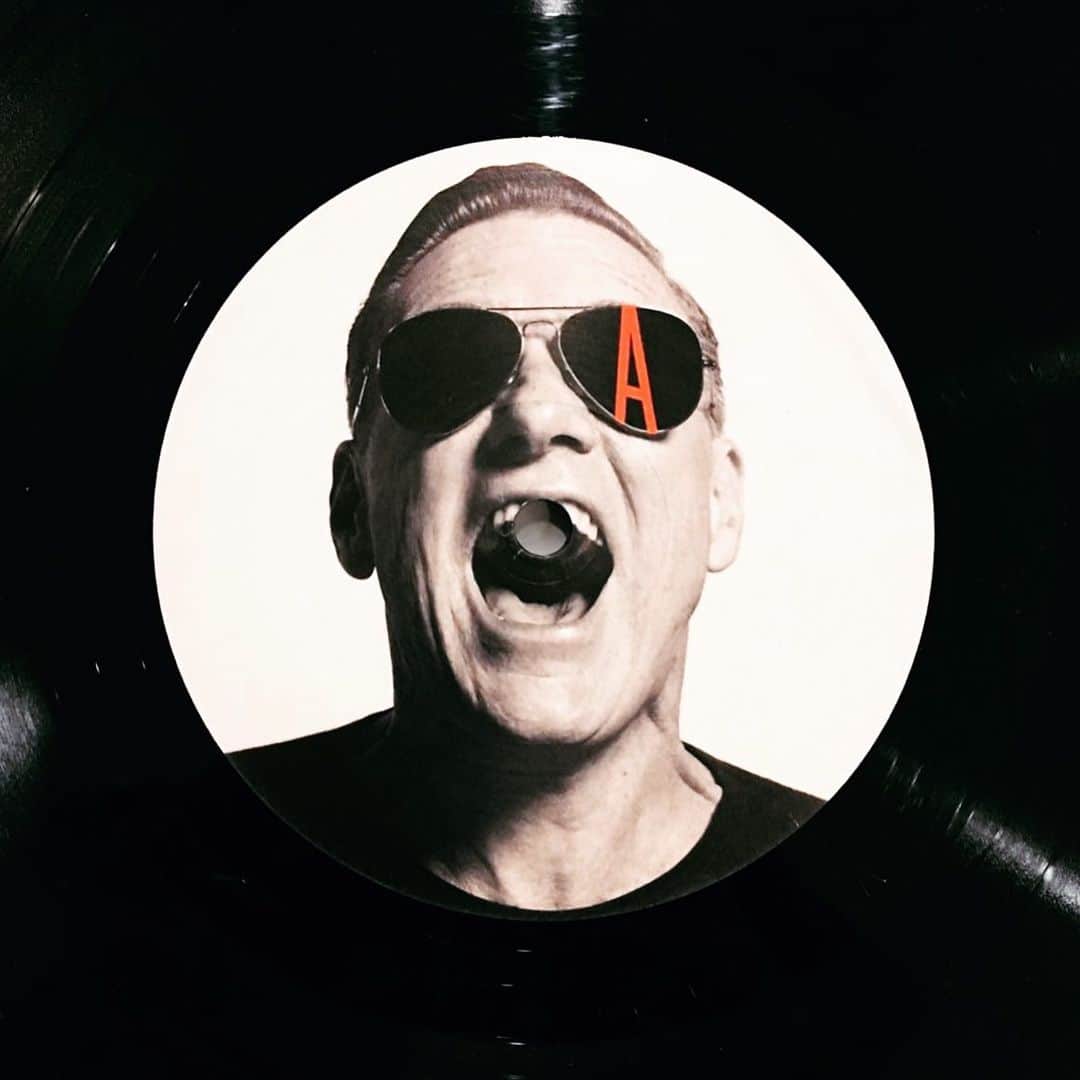 ブライアン・アダムスのインスタグラム：「Vinyl tooth extraction side A of “Ultimate”, any one else see this on their copy? #bryanadamsultimate」