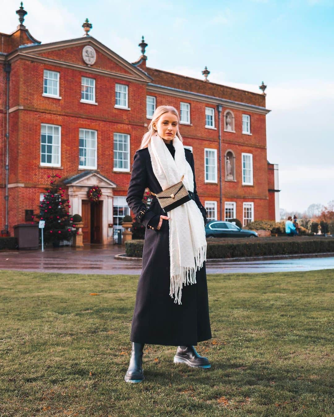 ビクトリアのインスタグラム：「Took the husband away for the evening to thank him for a busy and successful year. Just a little retreat to @fshampshire (pr stay) with @littleboe, a dog friendly room and a number of glasses of wine. I also brought the latest @bulgari (ad - ambassador) bag along with me for the ride. We can’t wait to visit this beautiful place again! ✨ #MoreThanAWish #FourSeasons #MyFeetLookHuge . P.s. I also treated my Chicago based team member @rebeccaselbyanna and her hubs to Sushi last night so she could share in the team festivities 😂🥳」