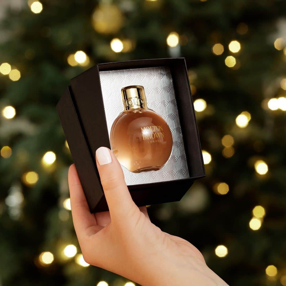 モルトンブラウンのインスタグラム：「Our Festive Baubles make the perfect Christmas treat; hang it from the tree as an extra special decoration, and then afterwards, use it for your post-Christmas Day bath.」