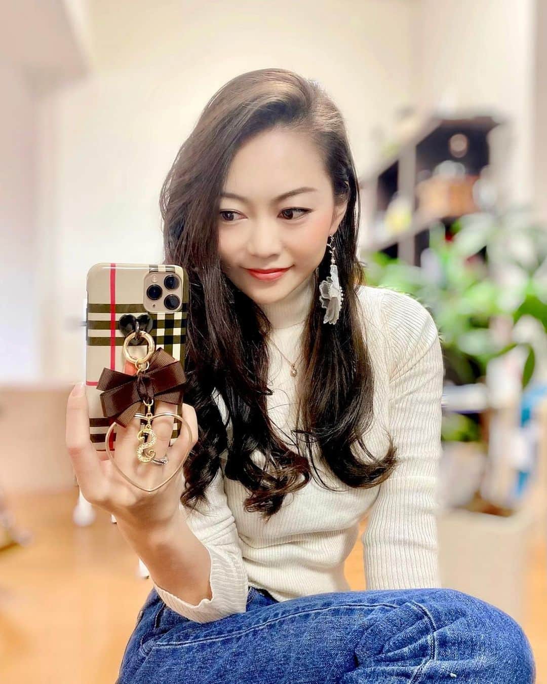 SAORIのインスタグラム：「📱💖 おNEWのiPhoneケースは  前にも紹介したことのある @alamain2018 🎀✨ CHRISTMAS SALE🎄開催中でMAX50%OFFだよ🤤‼️ 12/12  19:00〜 12/20  23:59 まで♡ チェックしてね👉 @alamain2018 . . #alamain #アラメイン #iPhoneケース #iPhonecase #ハンドメイド  #ハンドメイド作品  #ハンドメイド作家  #ハンドメイド雑貨 #プチプラ #ファッション #クリスマス #プレゼント #pr ✾ pierce: @haru.kirari . #東京 #tokyo #港区 #高身長女子 #model #モデル #influencer #インフルエンサー #instagramer #インスタグラマー #ambassador #アンバサダー #フリーモデル #ポートレートモデル #カメラマンさんと繋がりたい #ポトレ #ポトレのセカイ」