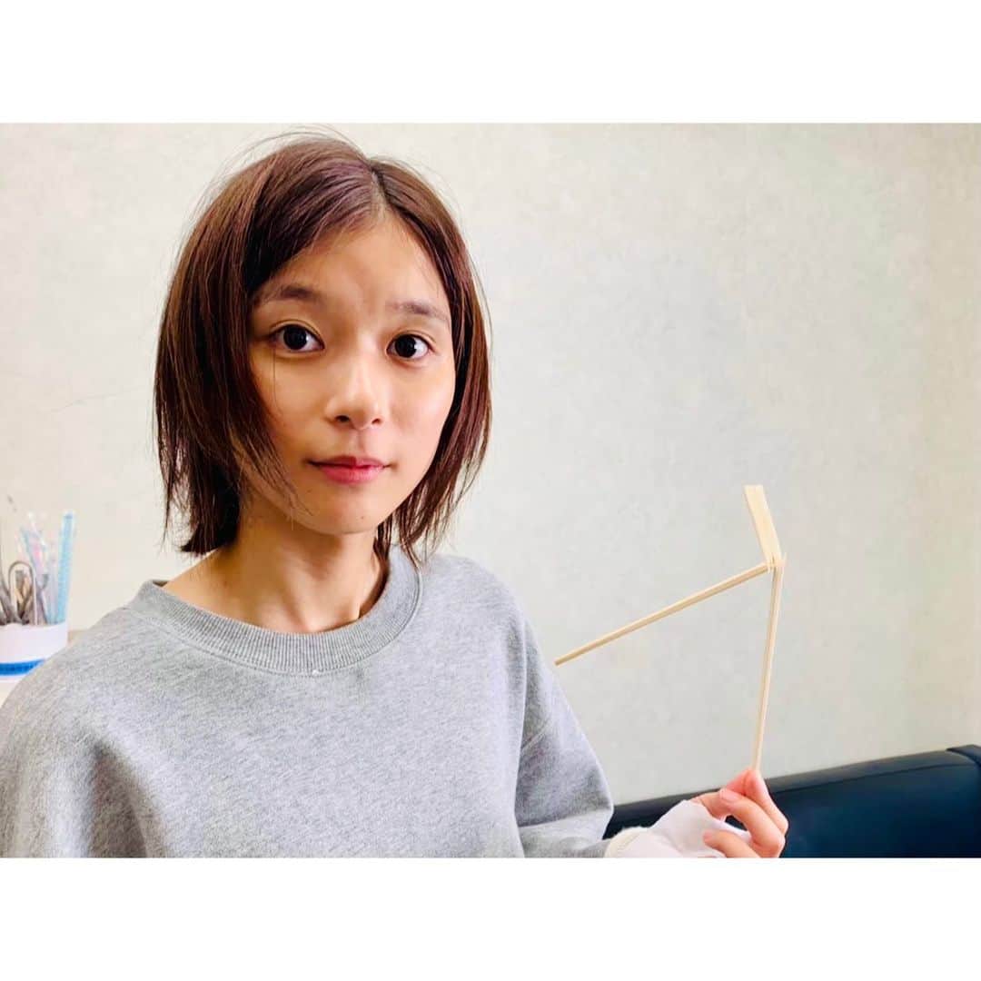 芳根京子さんのインスタグラム写真 - (芳根京子Instagram)「公開まであと2ヶ月ということで ファーストラヴのホームページが リニューアルされたそうです。 ストーリーにのせてるので、是非。  オフショットなんかあったかなーと探したらこんな写真が。  ほぼすっぴん、髪ボサボサ、スウェットですが、 これで撮影の準備は万端です。 ご飯を食べる準備は...🥢  #ファーストラヴ」12月12日 19時00分 - yoshinekyoko