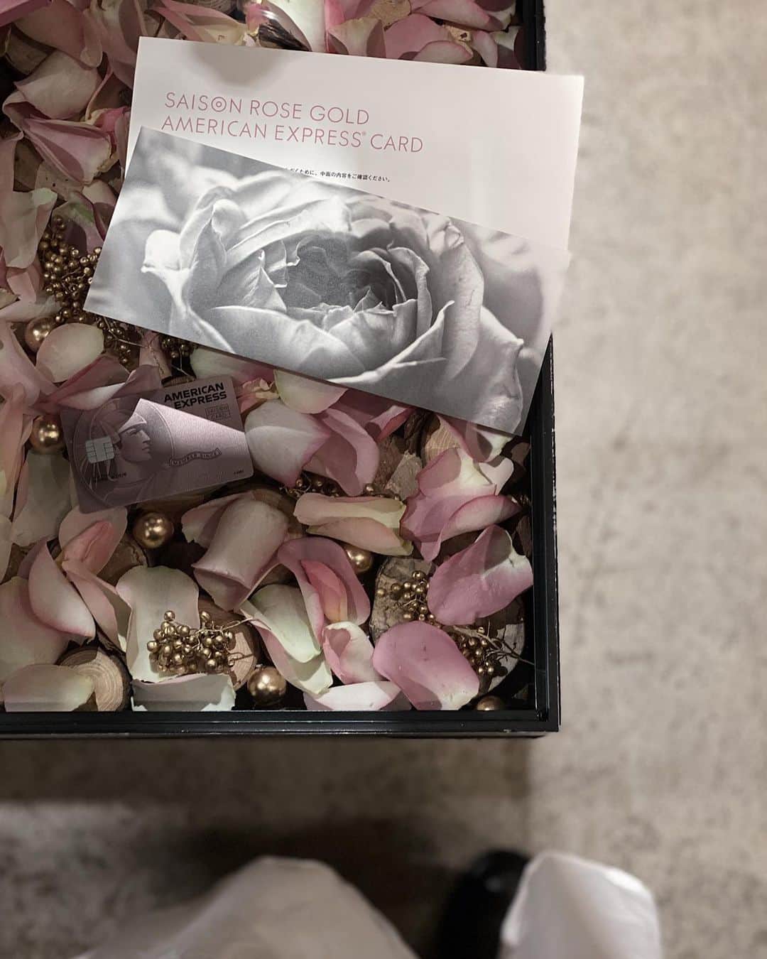 鈴木詩織のインスタグラム：「SAISON ROSE GOLD AMEX CARD🥀  先日はセゾンローズゴールドアメックスカードの誕生を記念して行われたパーティーへ。 会場はニコライバーグマン♡ クリスマスぽく、ピンクやゴールドで統一されていてかわいかった〜🎄 新型コロナウイルス対策もばっちりされてたよ。  トークショーイベントではニコライさんの会場作りのお話や大日方さんのカードを使い分けのお話など聞けたよ😌 ローズゴールドアメックスカードはカードの色がかわいいのはもちろん、女性に嬉しい特典がたくさん。 毎月スターバックスのドリンクチケットが届いたり、会費も年ではなく月会費だから気軽に入れるみたいです♡  わたしもとっても気になってます☺️  ﻿ ﻿  #セゾンローズゴールドアメックス#セゾンローズゴールド#saison_PR#ニコライバーグマン#saisoncard#クレジットカード#セゾンカード」