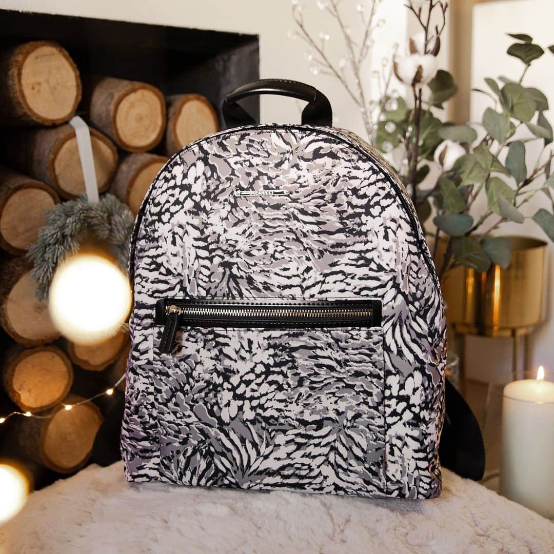 のインスタグラム：「A chic print brings our Sarah backpack to life, made from a soft and durable nylon fabric 👏 #FiorelliBags #Backpack #ChristmasGifts #GiftGuide」