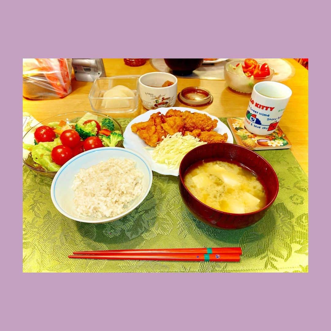 福島雪菜のインスタグラム：「今日の晩ごはん( ˶˙ᵕ˙˶ ) * ✧カキフライ ✧お味噌汁 ✧サラダ🥗 ✧唐揚げ ✧ご飯+お漬物 * 今日は、おばあちゃんが晩御飯を 作ってくれました^ ^ * 美味しかったぁ〜☺️ ごちそうさまでした！ * * #手料理❤️ #おうちごはん」