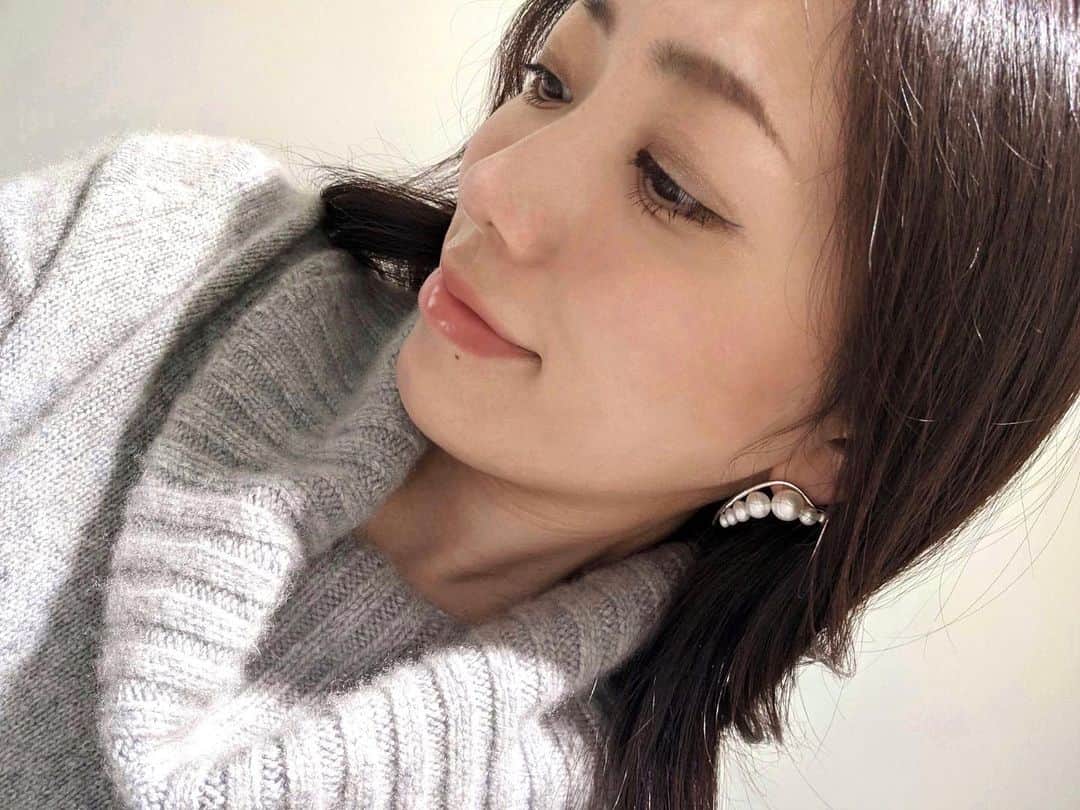 のインスタグラム：「. #pierce @tasaki_intl 🦪 インパクトあるピアスを付ける時は他はノーアクセサリーにします✨ タートルネックのニットとの相性抜群🧶 . . #tasaki #tasakipearl #pearl #ayumi_y_ootd #タサキ #ピアス #パールピアス」