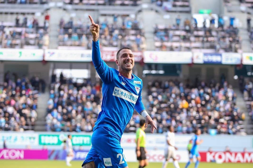 レンゾ・ロペスのインスタグラム：「Un empate muy valioso, feliz por el gol, Agradécido a dios y a mis seres queridos que me cuidan desde arriba por darme la fuerza para nunca bajar los brazos!! 💪❤️⚽️」