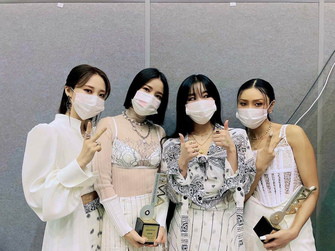 Mamamooさんのインスタグラム写真 - (MamamooInstagram)「. [#마마무] - 마마무 & 화사가 2020 더팩트 뮤직 어워즈 올해의 아티스트상을 수상하였습니다🙌🏻 - 우리 무무 여러분 항상 감사드리고 변함없이 사랑한우🤍❤️ - #MAMAMOO #더팩트뮤직어워즈」12月12日 18時56分 - mamamoo_official