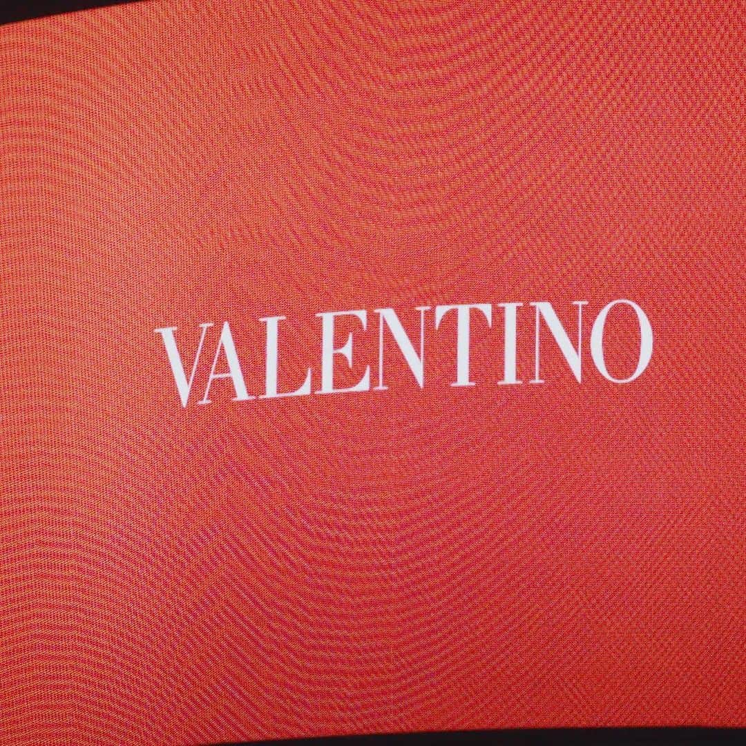The Fashion Postさんのインスタグラム写真 - (The Fashion PostInstagram)「#Valentino resort 2021 campaign movie at shibuya scramble crossing  『ヴァレンティノ、渋谷スクランブル交差点のスクリーンをジャック中』  VALENTINO のアトリエの意匠が宿る、その名も「アトリエ」バッグや2021 RESORTの新作「ローマンスタッズ」バッグをフィーチャー。リゾートの季節が待ち遠しい。  photo & videography : Yuann styling : Kana Tanaka hair & makeup : Miri Sawaki model : Minori Nakada , miu text : Miwa Goroku edit : Miwa Goroku, Waki Motoyama  #TFP #TheFashionPost #ValentinoGaravani #ValentinoDiary #romanstud #atelierbag #ローマンスタッズ #アトリエバッグ」12月12日 18時57分 - tfpjp