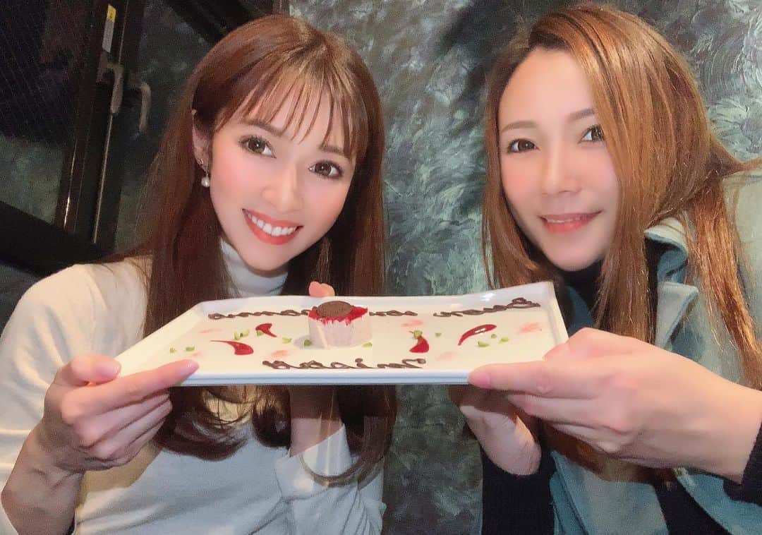 MISAのインスタグラム：「お誕生日当日の夜は愛するまいちゃんと🎂いつもありがとう❤️何年経ってもずっと一緒がいい🤭  #誕生日#誕生日ディナー#サプライズバースデー#誕生日ケーキ#🎂#🎉」