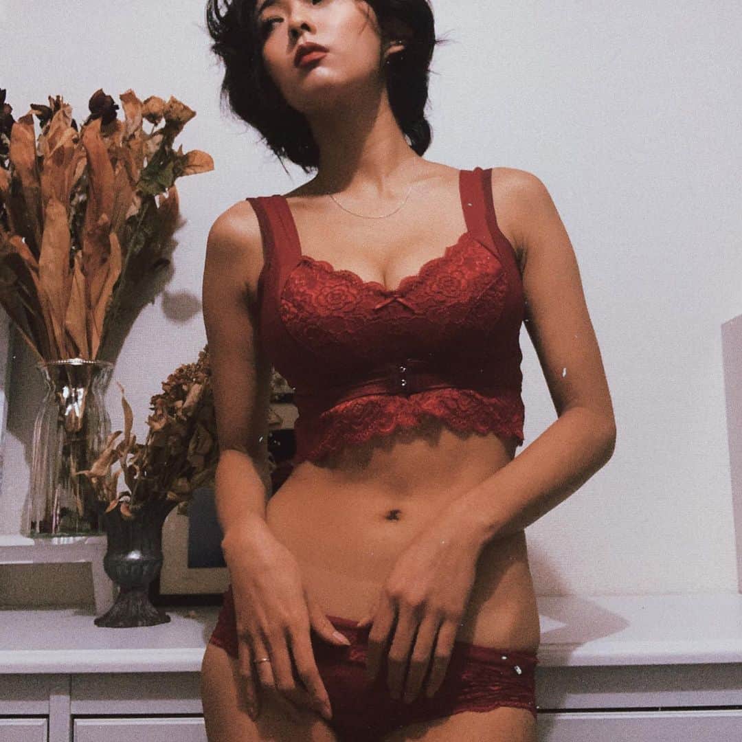 Ai（虫賀愛）のインスタグラム：「* うふふ　待ってました❤️　やっと手元に…❤️ * ノンワイヤーってとこがやっぱあつい　一回ノンワイヤーのつけちゃうともー戻れないw * * ボルドーのMサイズを購入 時期的にも一枚は欲しくなるお色❤️ * @roombro * #ふんわりルームブラ #ルームブラ #ナイトブラ #アンジェリール＃キュッとふんわりショーツ #angellir」
