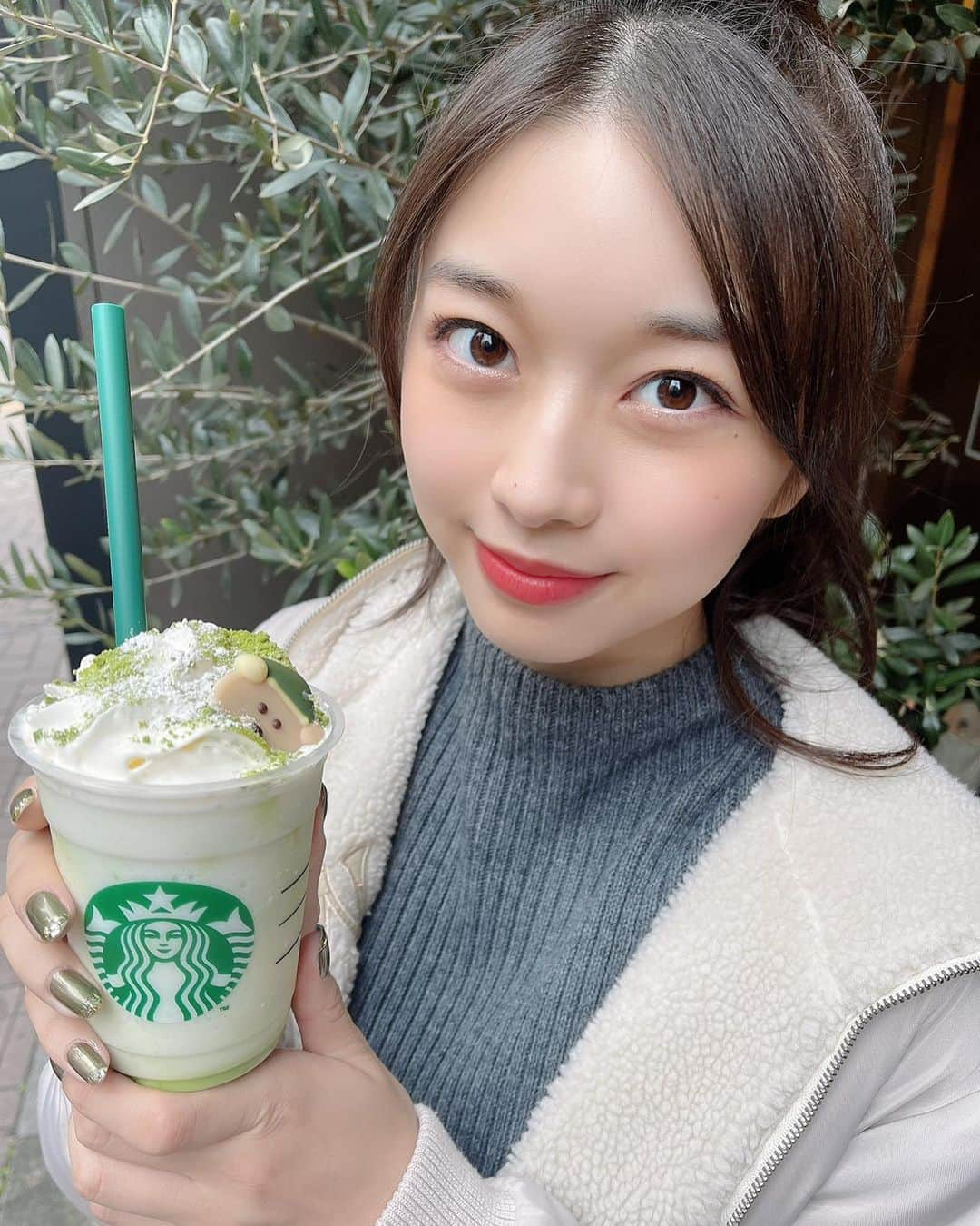 生田衣梨奈さんのインスタグラム写真 - (生田衣梨奈Instagram)「♥Starbucks♥﻿ ﻿ スタバで新しく出たべアリスタサンタチョコレートが﻿ 可愛すぎて早速注文しました♥﻿ ﻿ めちゃくちゃ可愛い❤﻿ ﻿ 牧野真莉愛ちゃんについてきてもらったよー！！！﻿ ﻿ 前日から牧野真莉愛ちゃんに﻿ 明日行かない？って写真送ったんだ〜❤﻿ ﻿ まりあとデート笑﻿ ﻿ えりはキャラメルフラペチーノにトッピングを﻿ してもらいました❤﻿ ﻿ ﻿ ﻿ #morningmusume20 #モーニング娘20﻿ #helloproject  #顔面国宝﻿ #えりぽんかわいい #アイドル﻿ 存在が #インスタ映え #かわいい﻿ #Love #beauty﻿ #followme #makeup﻿ #Instagram #生田衣梨奈のVSゴルフ﻿ #메이크업 #얼스타그램﻿ #ig_Japan #팔로미﻿ #フォロー歓迎 #ootd﻿ #Starbucks #スタバ﻿ #ELEYVSGOLF  #牧野真莉愛﻿ #いいね #写真﻿ #IDOL #골프﻿ #SELFIE #셀카」12月12日 19時02分 - erina_ikuta.official